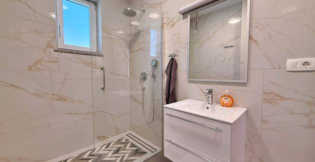 Apartment Lavanda Verde 2 — mit Pool