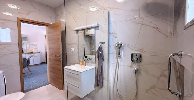 Apartment Lavanda Verde 3 — mit Pool