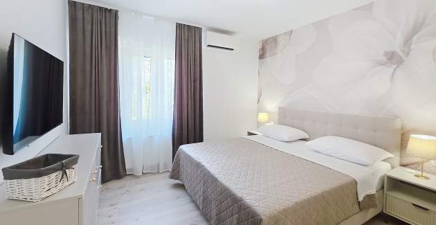 Apartment Gabrijela for 4 persons - with Terrace, 450 m from the Beach