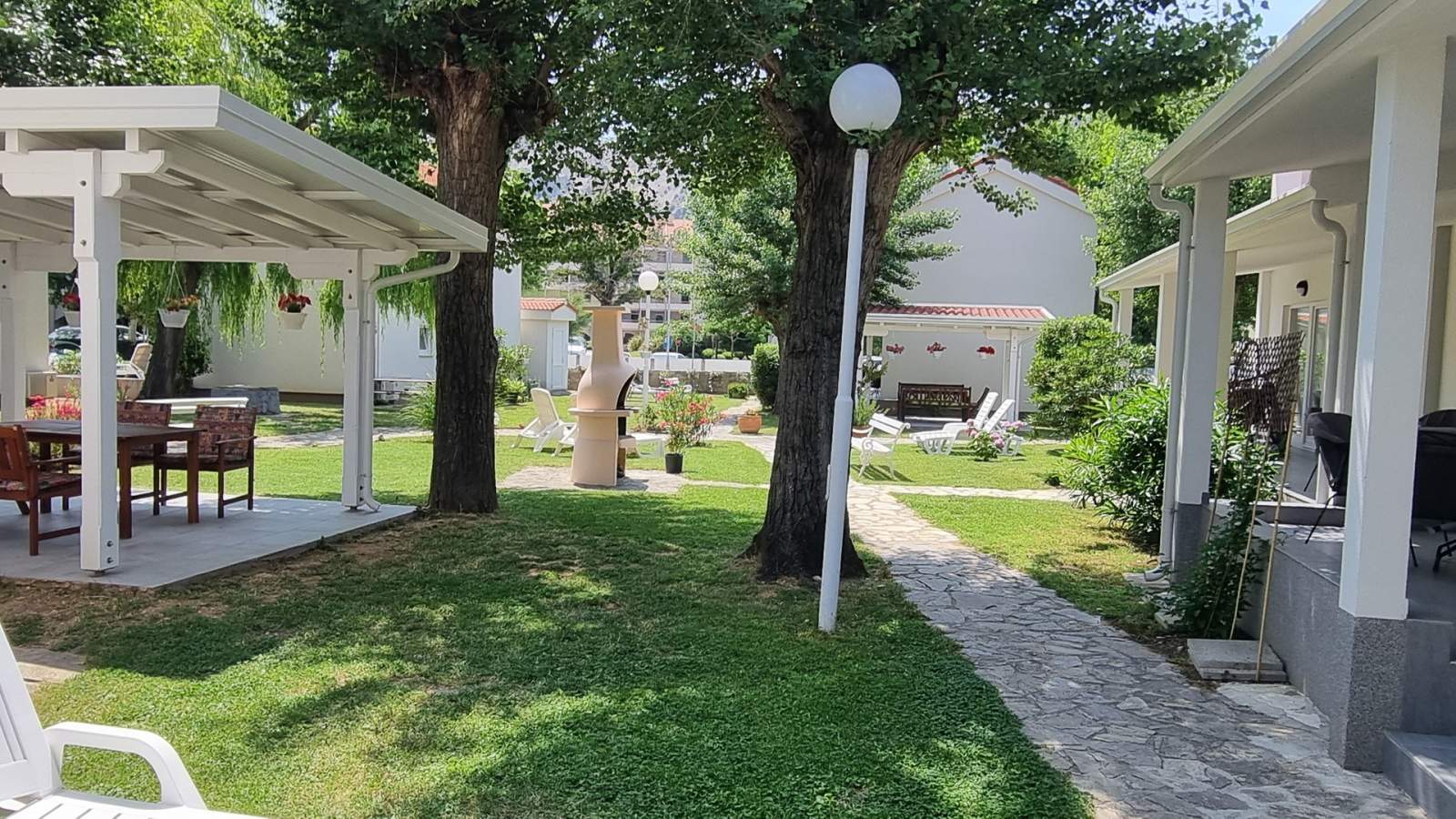 Apartmentanlage Villas Corinthia 2 – Toplage, 100 m vom Strand entfernt, umgeben von Grün